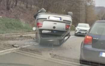 Automobil završio na krovu na prevoju Crni Vrh (FOTO)