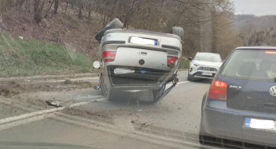 Automobil završio na krovu na prevoju Crni Vrh (FOTO)