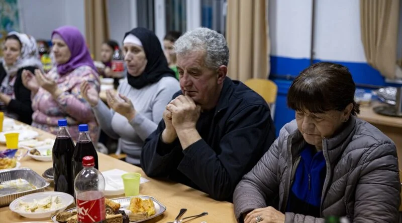 Samo u našoj prelijepoj BiH: Sveštenik organizovao iftar za postače iz komšiluka