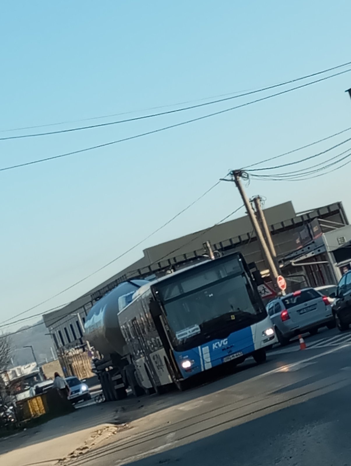 Sudar autobusa i kamiona na raskrsnici u Karakaju, kratak zastoj u saobraćaju (FOTO)