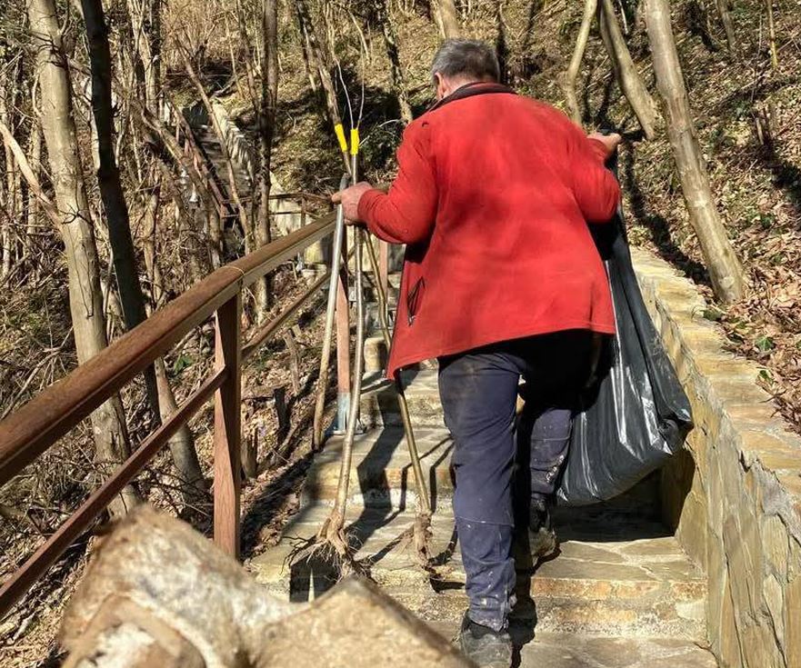 Otac i sin iz Hrnčića posadili sadnice voća smokvi i kupina pored stepenica do Kušlata (FOTO)