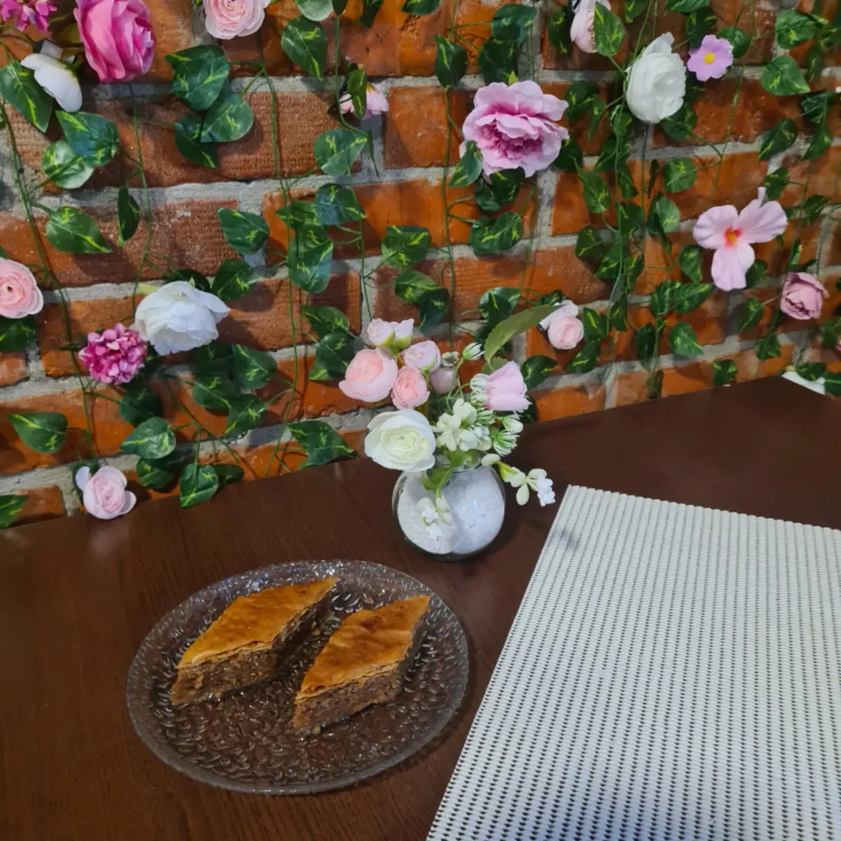 Poslastičarna ''Podrinjka'' na Diviču čeka svoje goste, domaći kolači, kafa, sokovi, moguća i dostava torti, baklava...