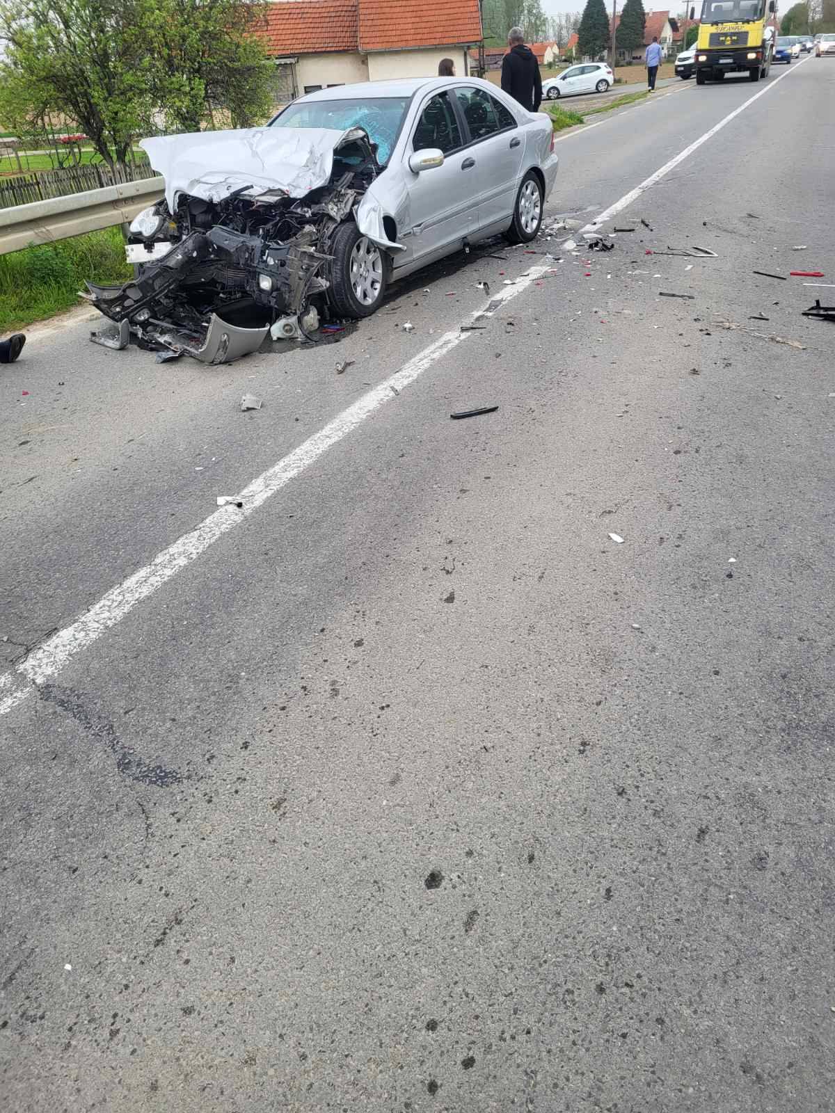 Tri lica povrijeđena u sudaru kamiona gradske čistoće i putničkog vozila u Jelavu kod Loznice (FOTO)