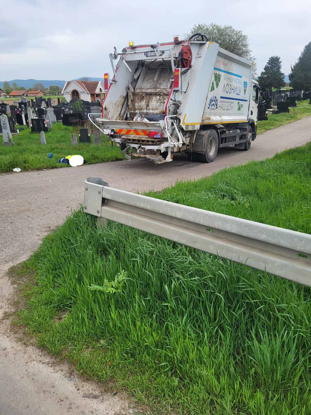 Tri lica povrijeđena u sudaru kamiona gradske čistoće i putničkog vozila u Jelavu kod Loznice (FOTO)