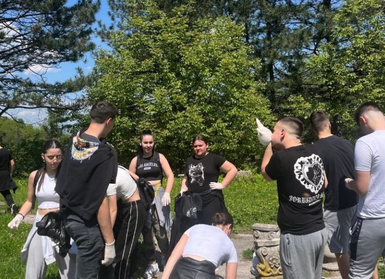 Zvorničko udruženje mladih organizovalo akciju čišćenja Zvorničke tvrđave (FOTO)