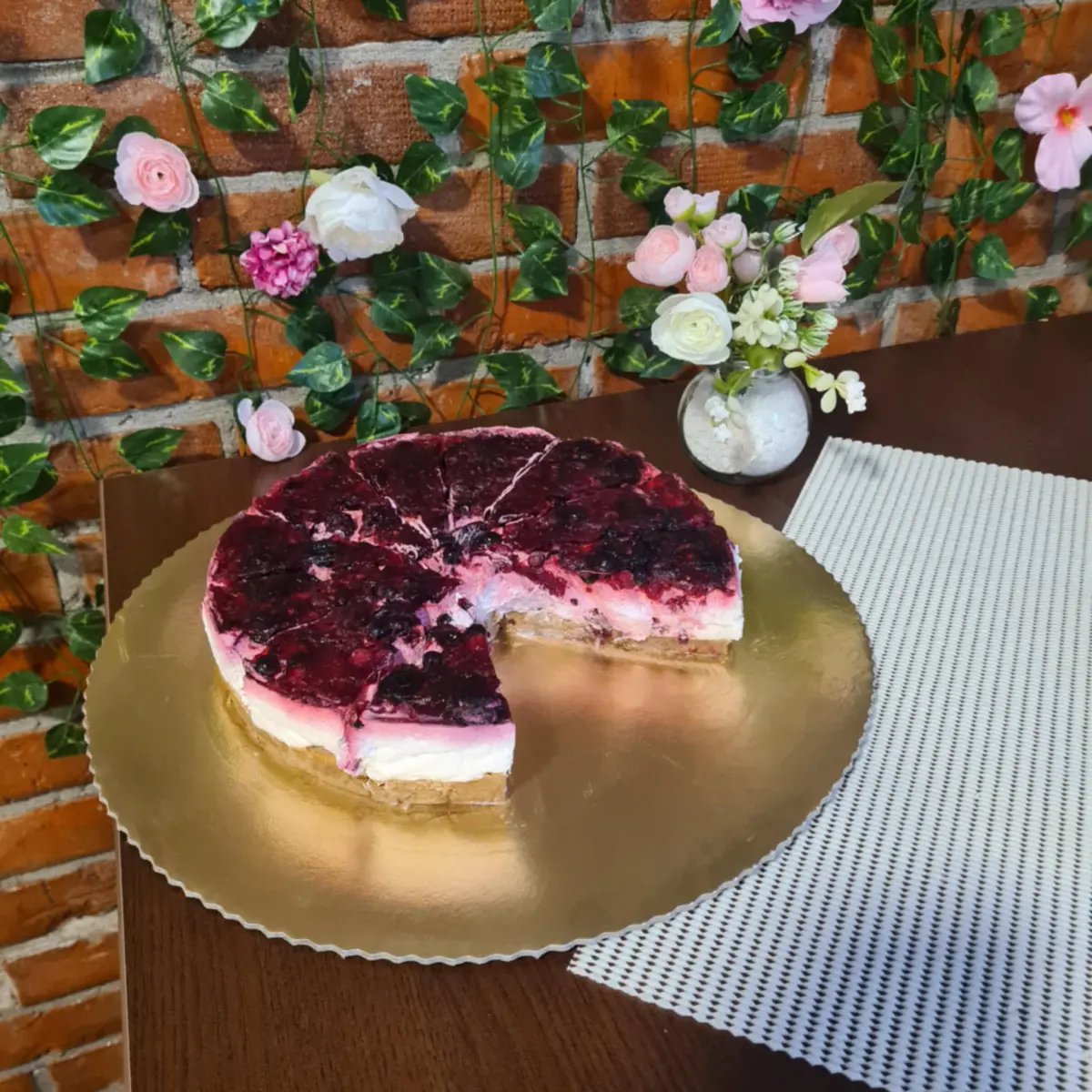 Poslastičarna ”Podrinjka” na Diviču čeka svoje goste, domaći kolači, kafa, sokovi, moguća i dostava torti, baklava…