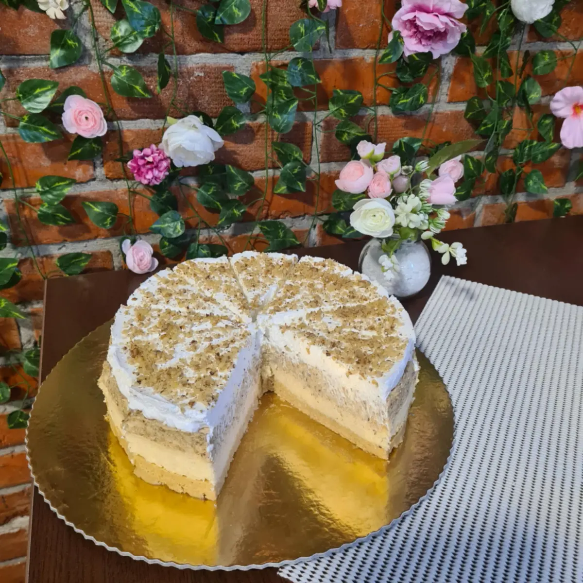 Poslastičarna ''Podrinjka'' na Diviču čeka svoje goste, domaći kolači, kafa, sokovi, moguća i dostava torti, baklava...