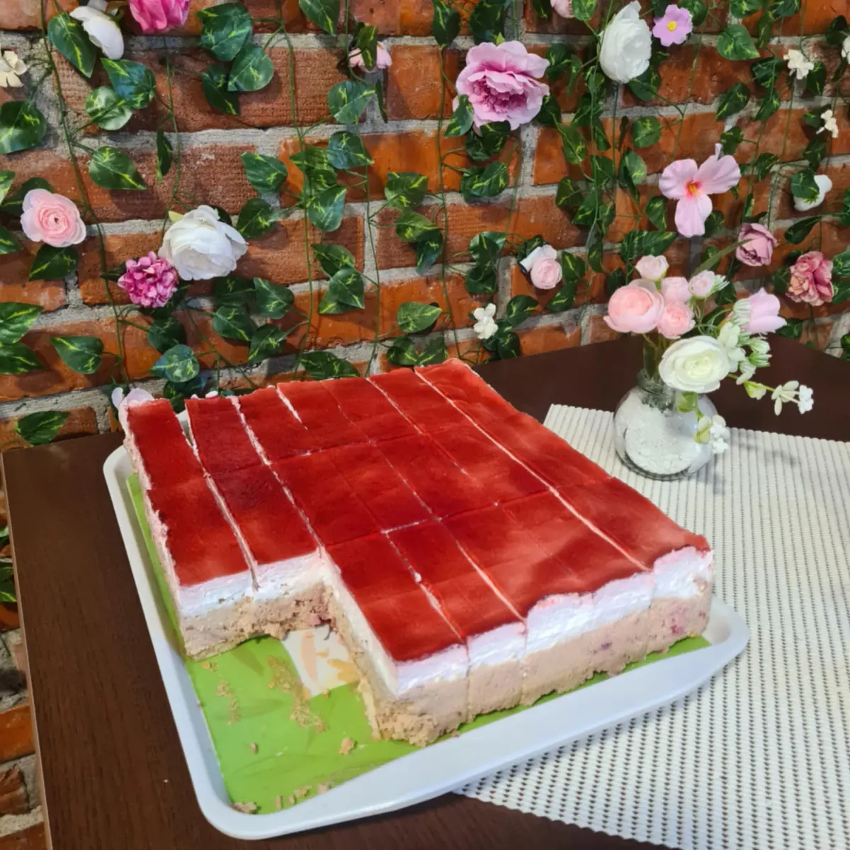 Poslastičarna ”Podrinjka” na Diviču čeka svoje goste, domaći kolači, kafa, sokovi, moguća i dostava torti, baklava…