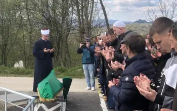 U Kučić Kuli kod Zvornika klanjana dženaza majci kojoj su za vrijeme rata ubijena petorica sinova i suprug (FOTO)