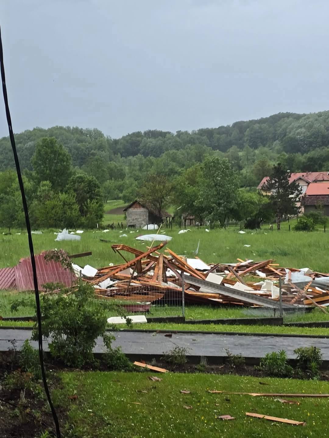 Olujni vjetar uništio proizvodni pogon u kalesijskom naselju Kikači (FOTO)