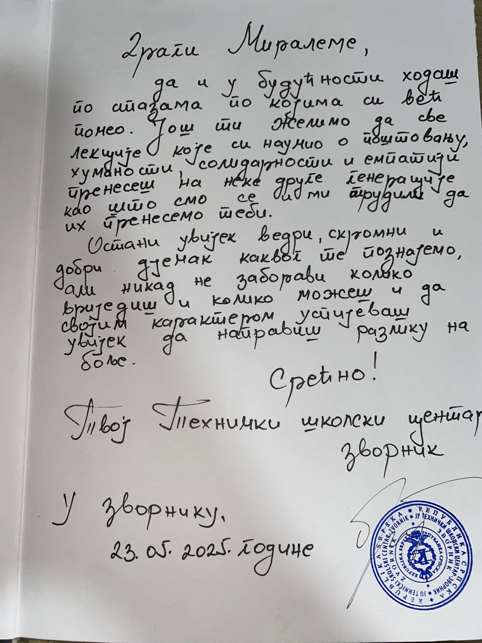 U prisustvu profesora, roditelja i školskih drugova, priznanje mu je lično uručio direktor škole, čime je simbolično okrunjen višegodišnji trud ovog mladog Zvorničanina.Miralem se tokom školovanja izdvajao kao učenik koji je, osim izvrsnog uspjeha, pokazivao izuzetnu inicijativu u organizaciji školskih i društveno korisnih aktivnosti. Bio je prepoznat kao neko ko je svojim radom, idejama i pozitivnim duhom ostavio snažan trag u školskoj zajednici.Dan nakon svečanosti, Miralem je putem društvenih mreža podijelio dirljivu poruku, u kojoj je, između ostalog, napisao:„I ovaj put pišem dan poslije. Jer sinoć nisam mogao. Ne zato što nisam imao šta da kažem, već zato što su me emocije potpuno preplavile...
(...)
Zato ova nagrada nije samo priznanje. Ona je osjećaj. Osjećaj da se trud prepozna. Da se ljubav prema onome što radiš cijeni. Da se čovjek vidi. I ta posveta… u toj knjizi… nije samo uspomena. Ona je dokaz da su prave riječi još uvijek moguće. Da prava pažnja još postoji. Da nečije riječi mogu postati dio tebe.
Hvala svima koji ste mi sinoć dali razlog da ćutim.
Jer ponekad se ljubav i zahvalnost ne mogu izgovoriti. Mogu se samo doživjeti.
A ja sam ih sinoć doživio. Do kraja.“Objava Miralema Hajdarevića izazvala je brojne reakcije podrške i divljenja, ne samo među učenicima i profesorima, već i širom lokalne zajednice. Njegove riječi, ispisane iskreno i duboko emotivno, pokazuju koliko je značajno kada škola prepozna i njeguje ljudske vrijednosti.TŠC Karakaj ovim priznanjem ne samo da je odlikovao jednog učenika, već je poslala snažnu poruku svim mladim ljudima – da se zalaganje, trud i iskrena briga za zajednicu cijene i pamte.Miralem Hajdarević ostaje inspiracija generacijama koje dolaze, primjer da se može biti izvrstan učenik, prijatelj, i prije svega – čovjek.