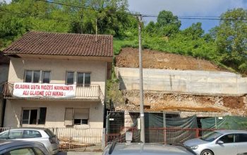 Agonija dvije komšinice u Zvorniku: Investitor im srušio stepenice i blokirao ulaz u kuću i dvorište (FOTO+ VIDEO)