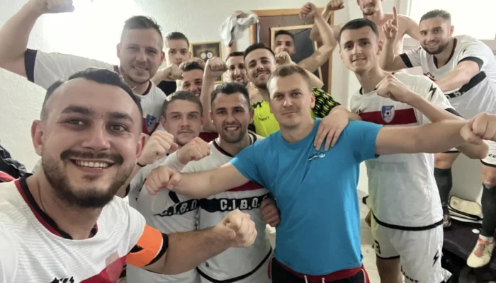 Haos na utakmici: Igrači Krušika spašavali živu glavu nakon uleta navijača na teren (VIDEO)
