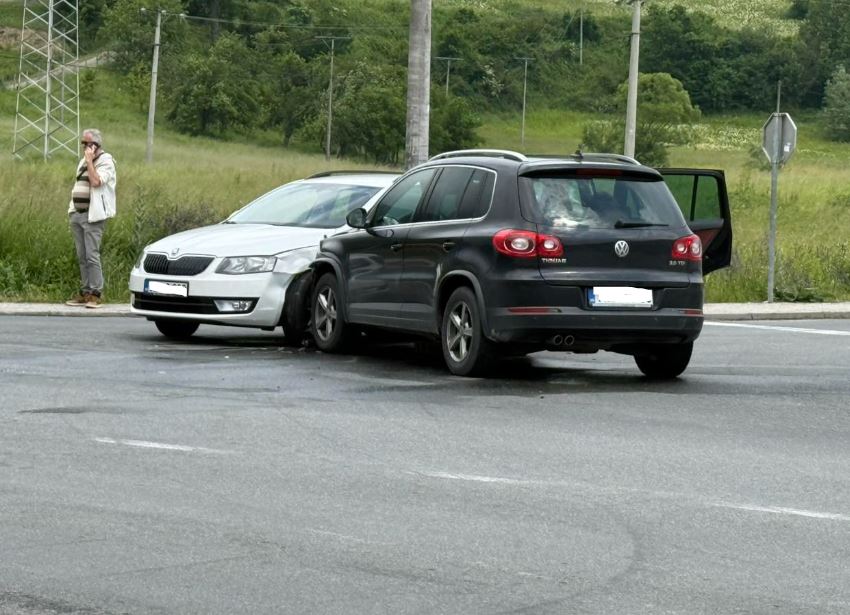 Tri automobila učestvovala u saobraćajnoj nezgodi na raskrsnici u Konjević Polju (FOTO)