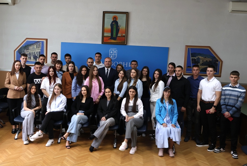 Prijemi povodom Dana grada Zvornika, vukovce, dobrovoljne davaoce krvi, strijelce protivgradne zaštite i predstavnike medija ugostio gradonačelnik Bojan Ivanović (FOTO)