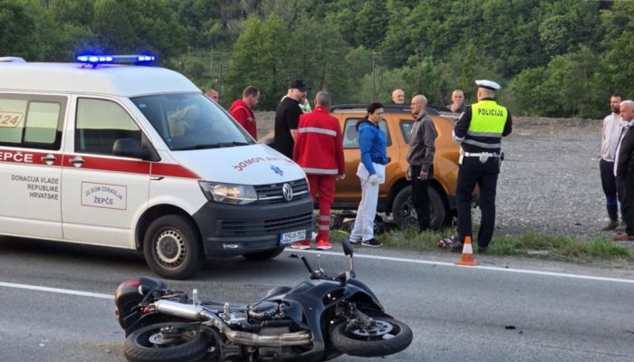 Teška nesreća: Učestvovala četiri automobila i četiri motocikla, poginula jedna osoba (FOTO)