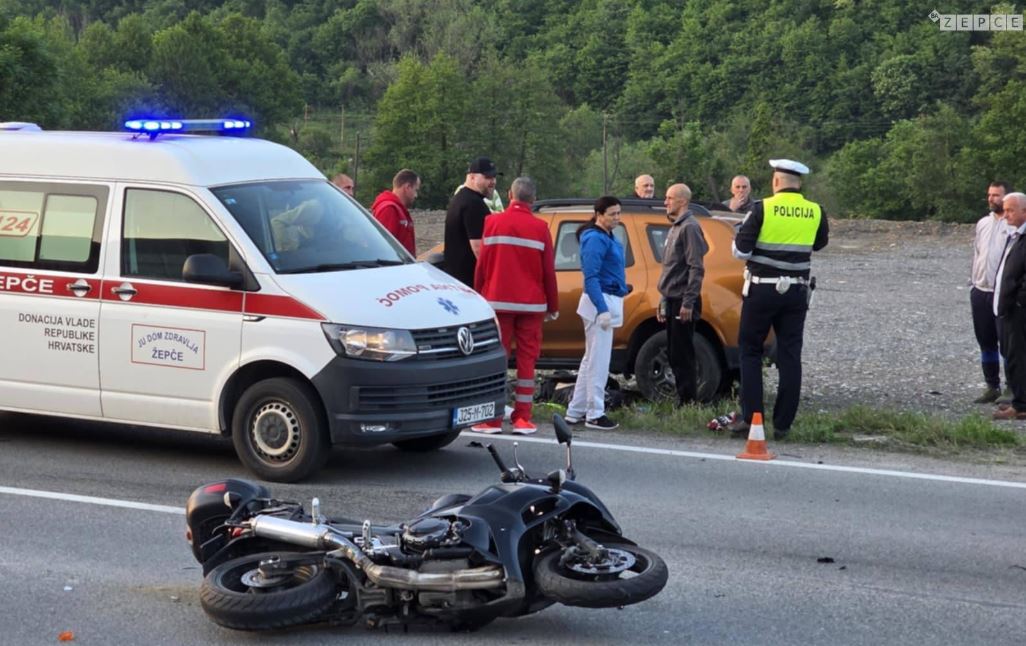 Teška nesreća: Učestvovala četiri automobila i četiri motocikla, poginula jedna osoba (FOTO)