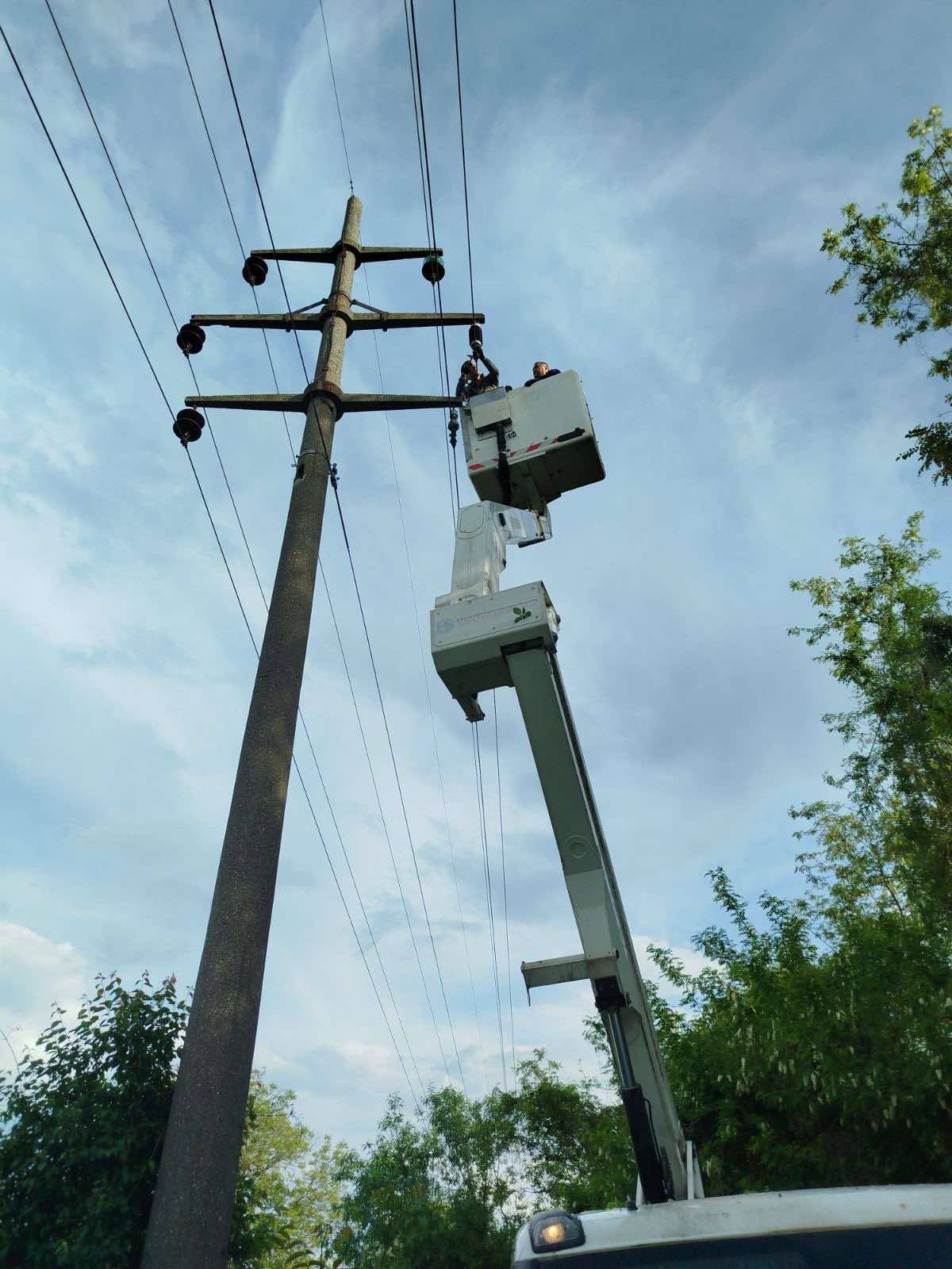 Grom udario u dalekovod Kozluk, električari Elektro-Bijeljina iz Zvornika otklonili kvar u rekordnom roku (FOTO)