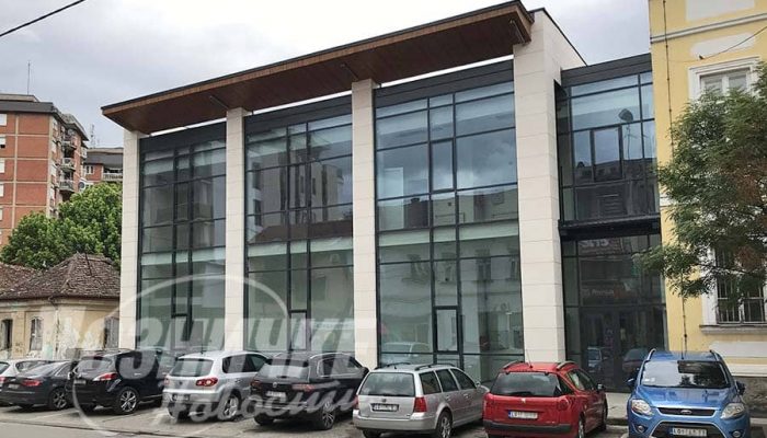 Loznica: U ZGRADI NOVE SALE GIMNAZIJE – Pali dijelovi montirajućeg plafona