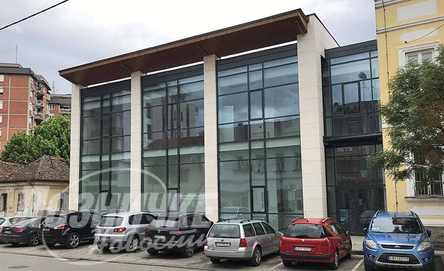 Loznica: U ZGRADI NOVE SALE GIMNAZIJE – Pali dijelovi montirajućeg plafona
