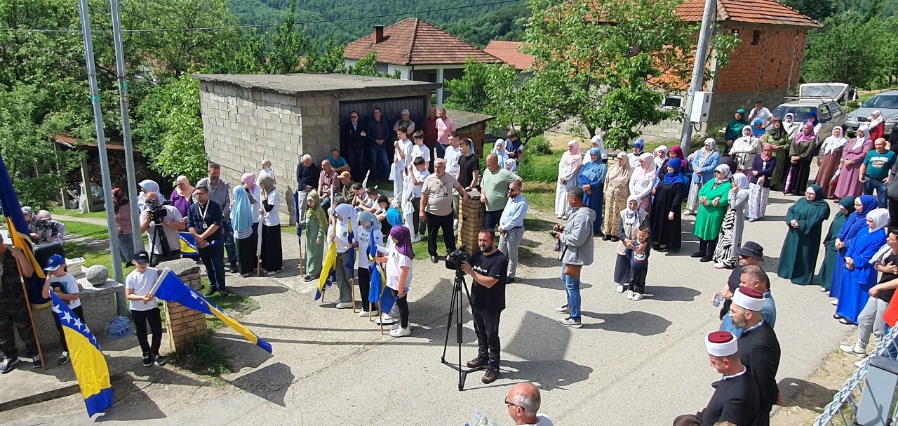 https://rtvglasdrine.com/vijesti/petog-maja-1992-strijeljani-umjesto-pregovarani-kobilici-se-sjecaju-svojih-heroja/