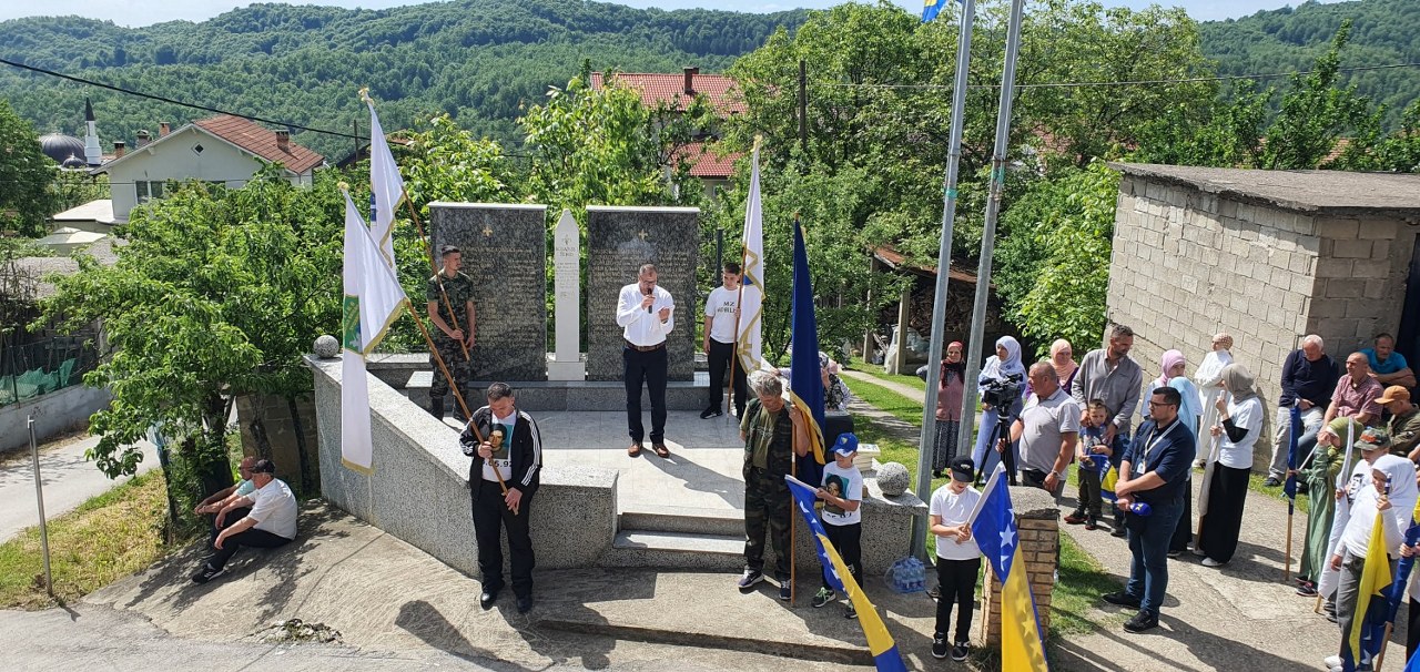 U Kobilićima kod Sapne obilježena još jedna tužna godišnjica mučkog ubistva 16 zarobljenih vojnika i civila iz ovog mjesta (FOTO)