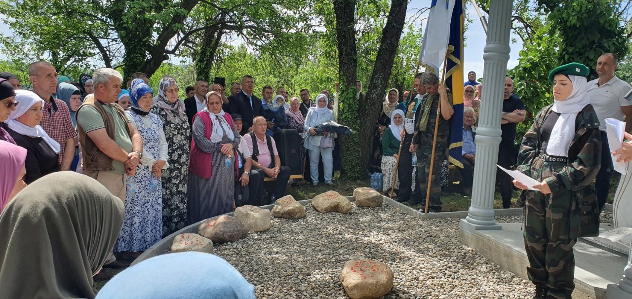 U Kobilićima kod Sapne obilježena još jedna tužna godišnjica mučkog ubistva 16 zarobljenih vojnika i civila iz ovog mjesta (FOTO)