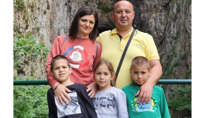 Poslije karcinoma i operacije dobili trojke: Porodična priča iz Zvornika koja vraća vjeru i nadu (FOTO)