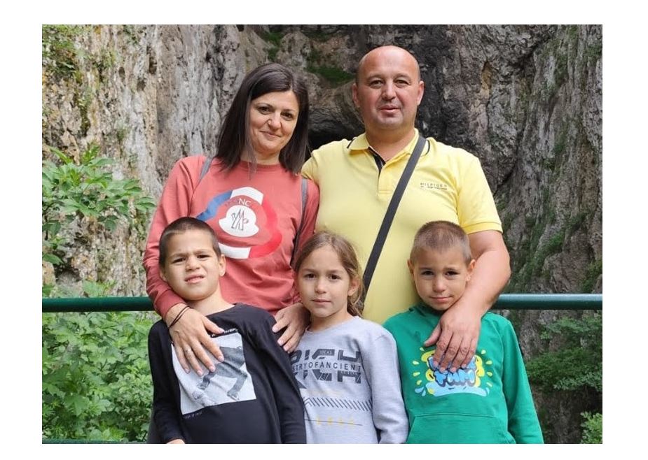 Poslije karcinoma i operacije dobili trojke: Porodična priča iz Zvornika koja vraća vjeru i nadu (FOTO)
