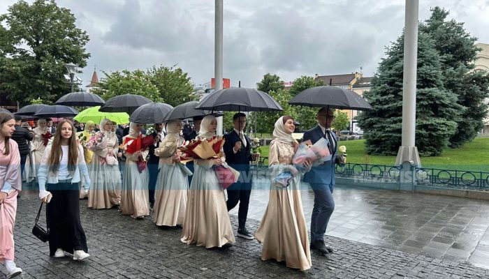 Svečana šetnja maturanata banjalučke medrese kroz grad (FOTO, VIDEO)