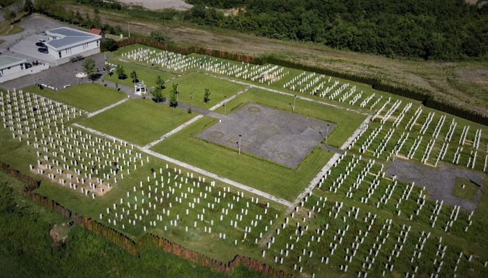 U Memorijalnom centru Gornja Kalesija uređeno šehidsko mezarje: Pripreme za 27. kolektivnu dženazu (VIDEO)