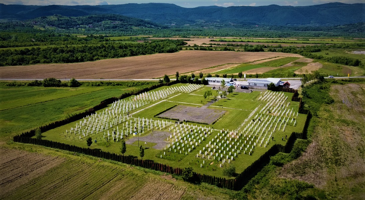U Memorijalnom centru Gornja Kalesija uređeno šehidsko mezarje: Pripreme za 27. kolektivnu dženazu (VIDEO)