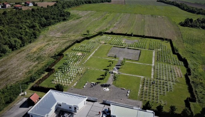 U Memorijalnom centru Gornja Kalesija uređeno šehidsko mezarje: Pripreme za 27. kolektivnu dženazu (VIDEO)