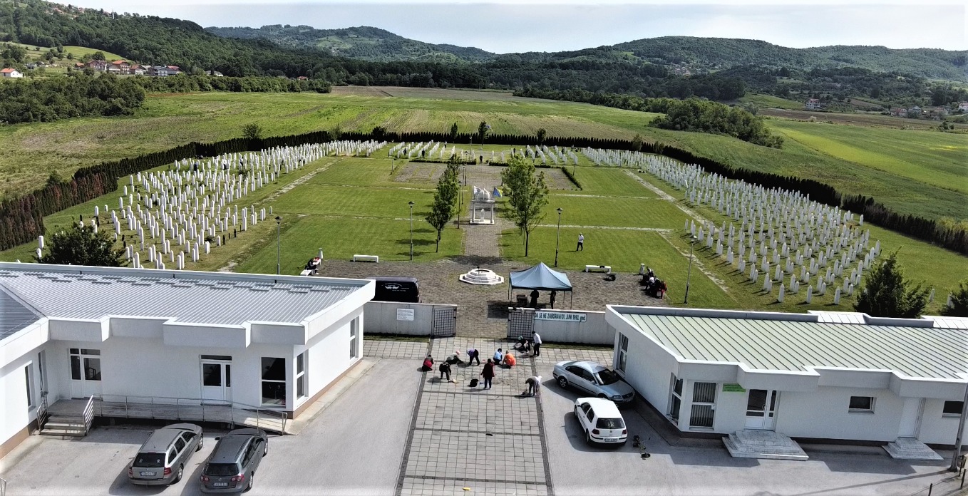 U Memorijalnom centru Gornja Kalesija uređeno šehidsko mezarje: Pripreme za 27. kolektivnu dženazu (VIDEO)
