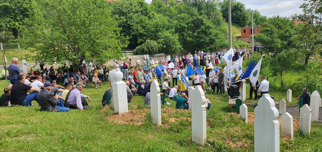 U Kobilićima kod Sapne obilježena još jedna tužna godišnjica mučkog ubistva 16 zarobljenih vojnika i civila iz ovog mjesta (FOTO)