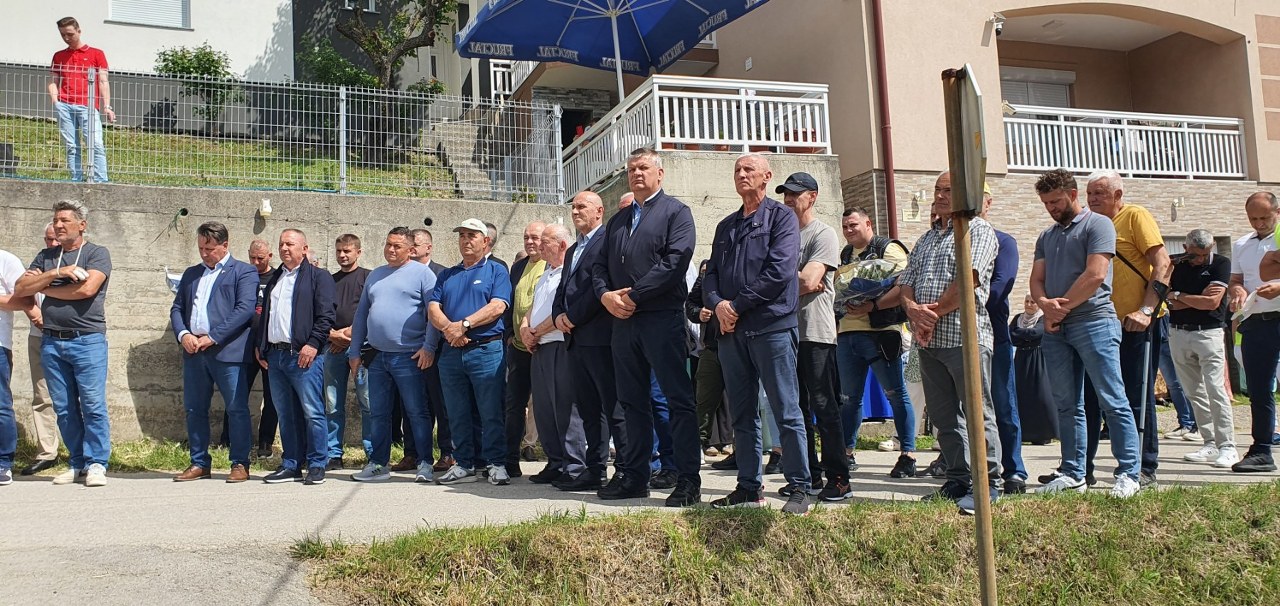 U Kobilićima kod Sapne obilježena još jedna tužna godišnjica mučkog ubistva 16 zarobljenih vojnika i civila iz ovog mjesta (FOTO)