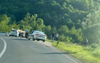 Nakon saobraćajne nezgode u Kušlatu, povrijeđeni motociklista iz Austrije zadobio teške povrede i hitno prebačen u UKC Tuzla(VIDEO)