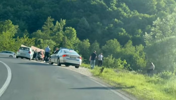 Nakon saobraćajne nezgode u Kušlatu, povrijeđeni motociklista iz Austrije zadobio teške povrede i hitno prebačen u UKC Tuzla(VIDEO)