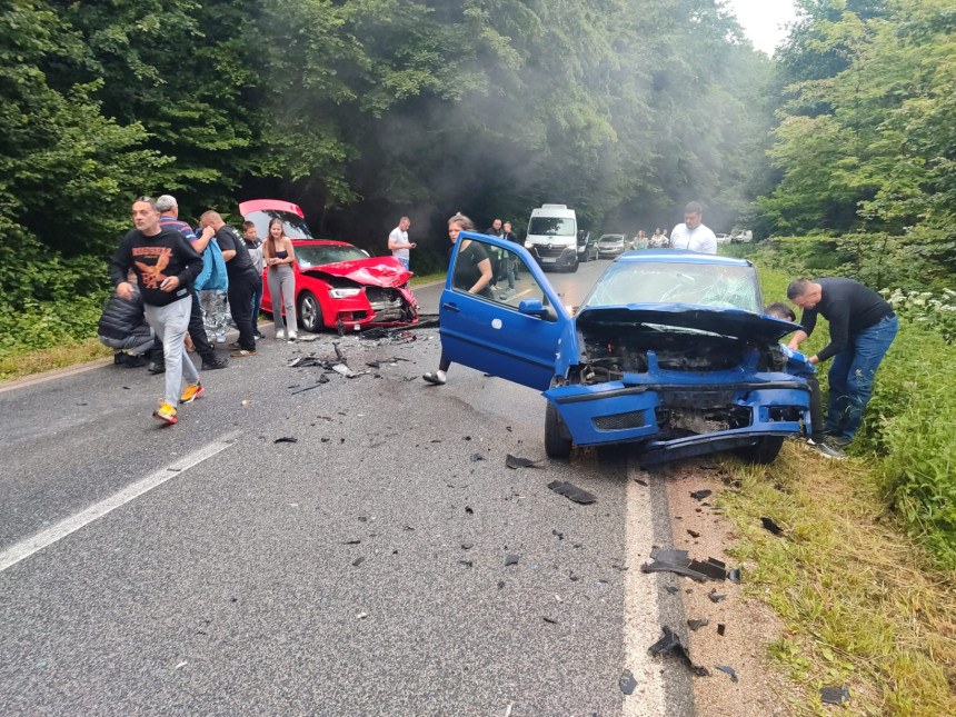 Šest lica povrijeđeno u sudaru dva automobila kod Milića (FOTO)