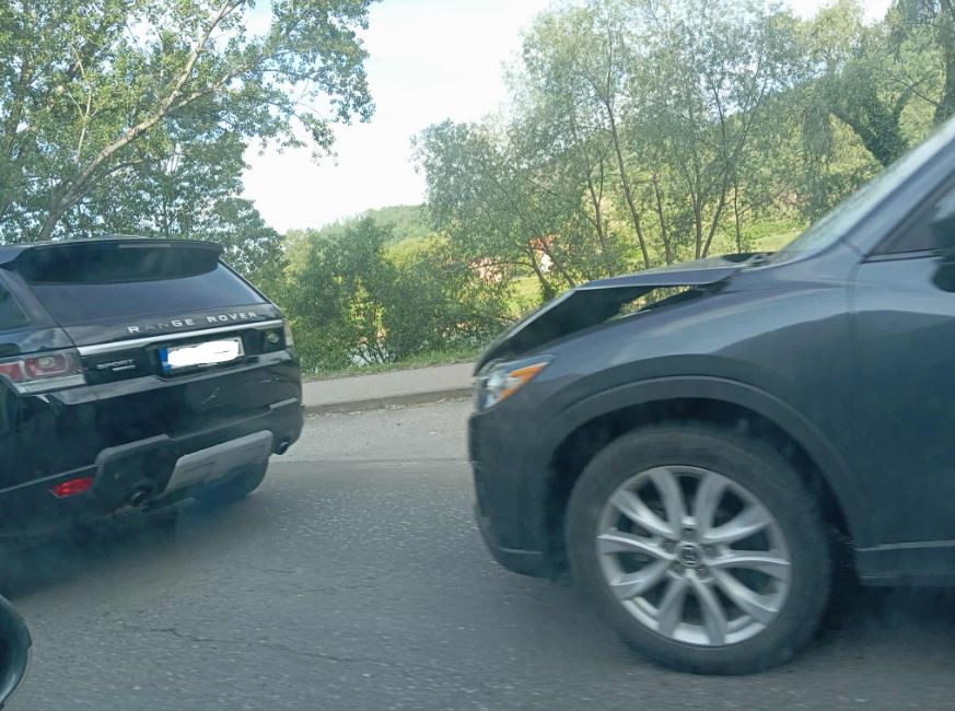 Saobraćajna nezgoda na ulazu u Zvornik, učestvovalo vozilo sa diplomatskim tablicama (FOTO)