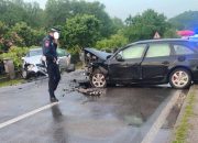 Dva lica povrijeđena u saobraćajnoj nezgodi u Roćeviću, oba vozača dobila kazne, a jedan od njih imao prisustvo alkohola u organizmu u količini od 1,58 g/kg (FOTO)