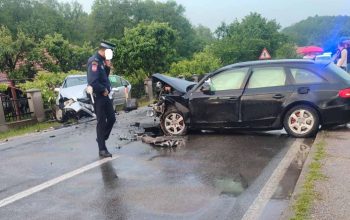 Dva lica povrijeđena u saobraćajnoj nezgodi u Roćeviću, oba vozača dobila kazne, a jedan od njih imao prisustvo alkohola u organizmu u količini od 1,58 g/kg (FOTO)