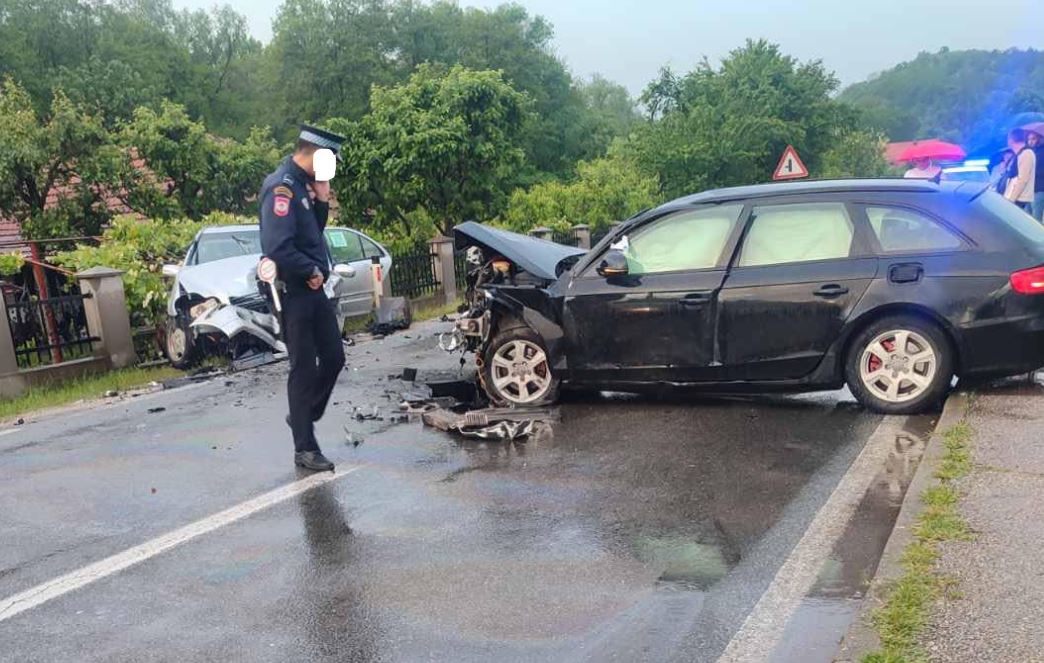 Dva lica povrijeđena u saobraćajnoj nezgodi u Roćeviću, oba vozača dobila kazne, a jedan od njih imao prisustvo alkohola u organizmu u količini od 1,58 g/kg (FOTO)