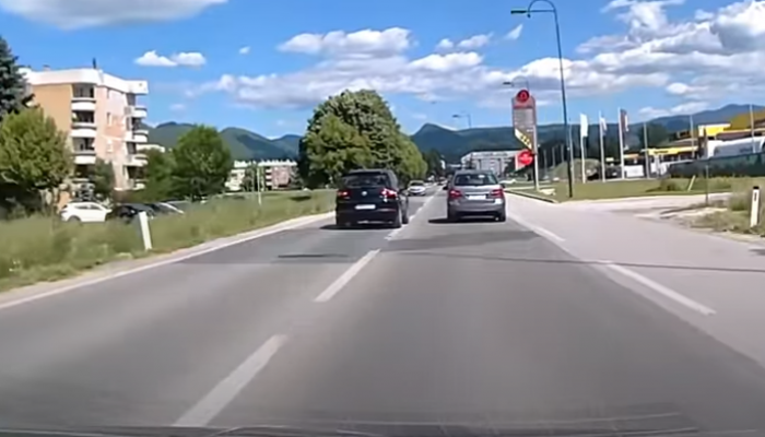 Pogledajte snimak opasne vožnje, za dlaku izbjegnut katastrofalan udes (VIDEO)