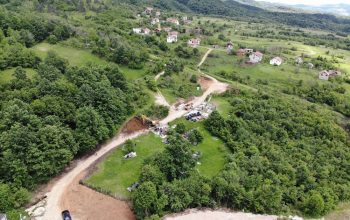 Bez pomoći institucija: Mještani Starog Sela kod Memića grade put i ruše vlastite domove