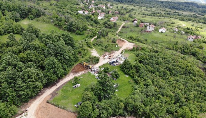 Bez pomoći institucija: Mještani Starog Sela kod Memića grade put i ruše vlastite domove