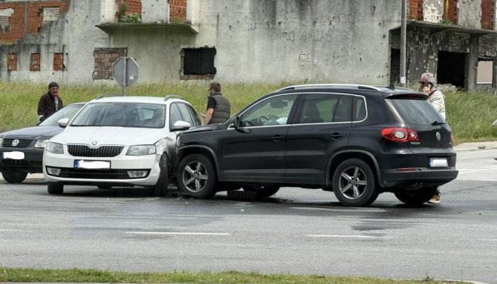 Tri automobila učestvovala u saobraćajnoj nezgodi na raskrsnici u Konjević Polju (FOTO)