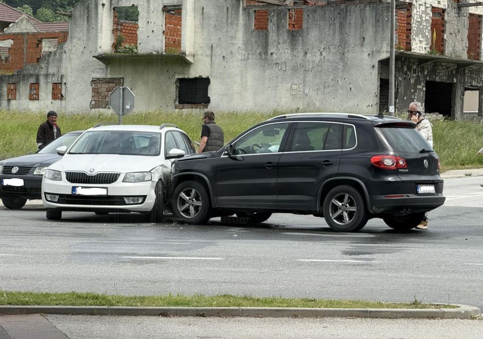 Tri automobila učestvovala u saobraćajnoj nezgodi na raskrsnici u Konjević Polju (FOTO)