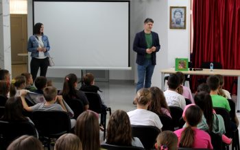 U zvorničkim školama pjesnik Vid Vukelić održao poetske časove