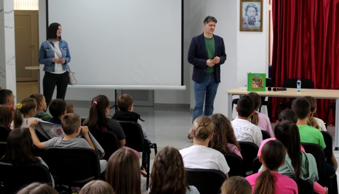 U zvorničkim školama pjesnik Vid Vukelić održao poetske časove